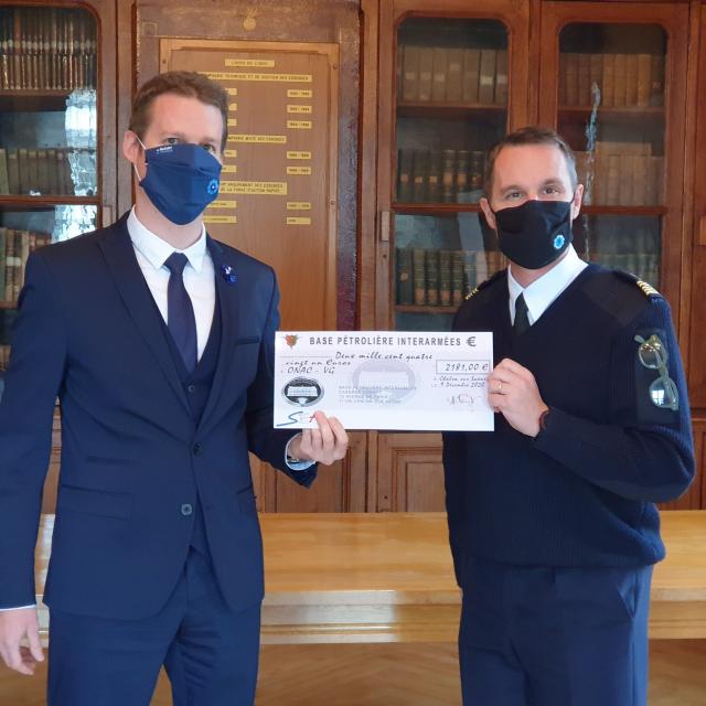 Remise du chèque par le colonel Hilairet