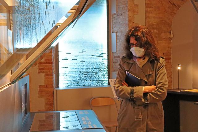 Madame Saurat dans les espaces d'exposition du mémorial.