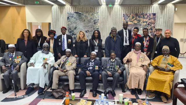 Les neuf tirailleurs accompagnés à l'aéroport par Patricia Mirallès, Secrétaire d'État auprès du ministre des Armées, chargée des Anciens combattants et de la Mémoire