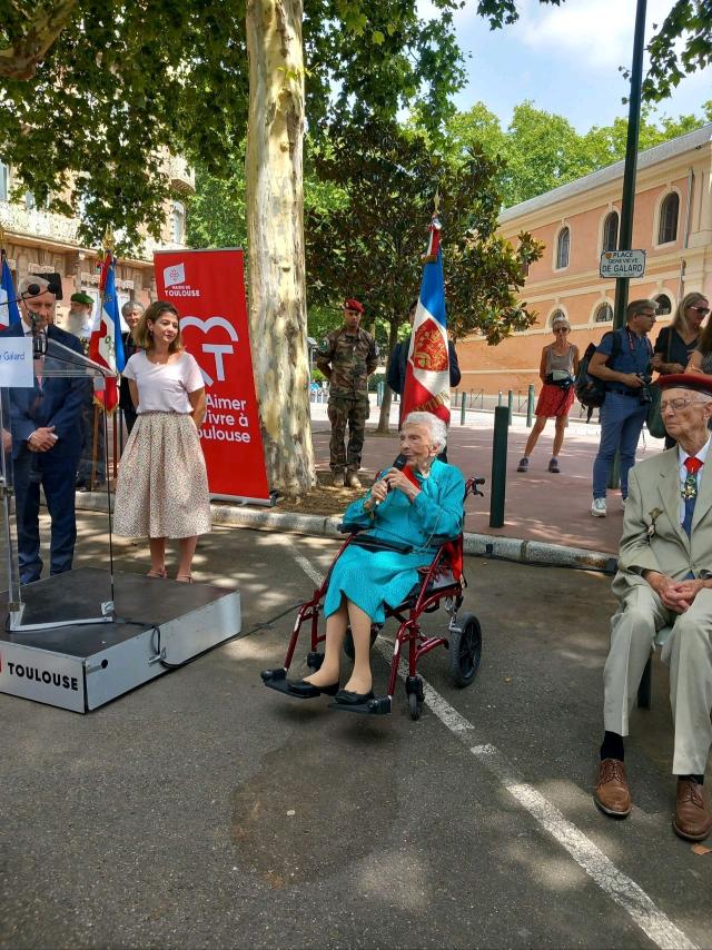 Genevive de Galard évoquant quelques souvenirs au micro devant une place comble. 