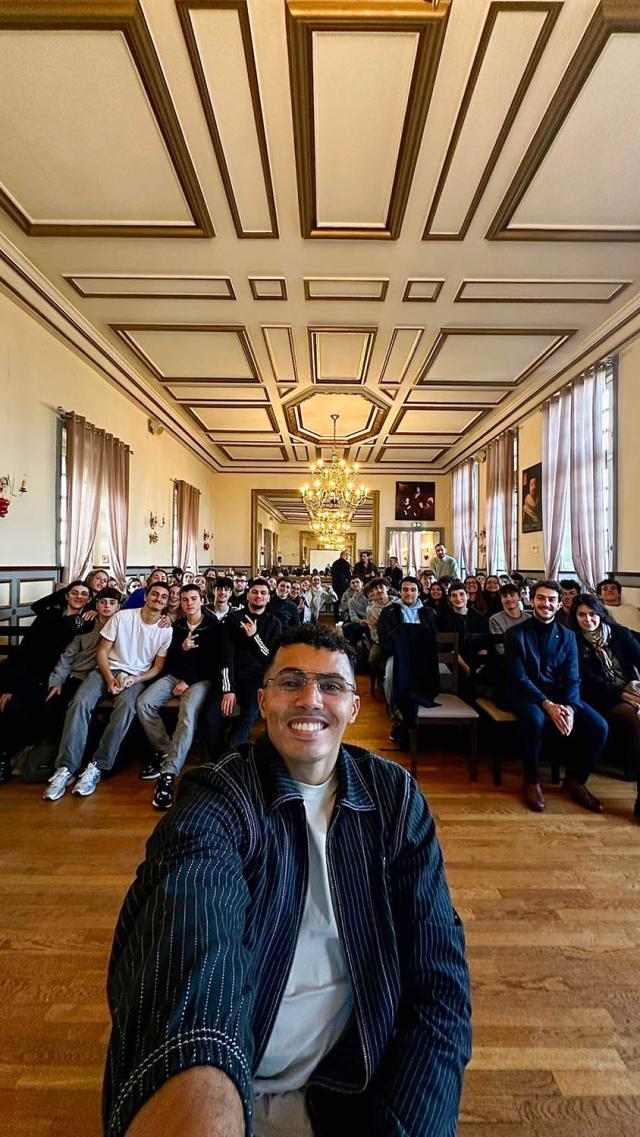 Selfie d'un des blessés avec les jeunes de la classe de défense