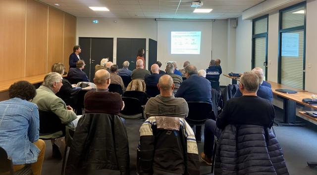 Présentation des cartes et titres par Madame Patricia CASIMIR.