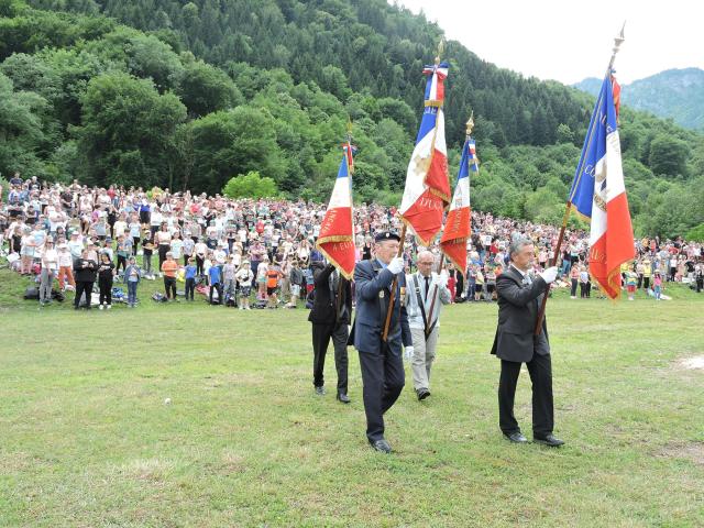 Arrivée des porte-drapaeaux