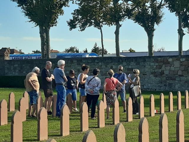 Explication devant une stèle