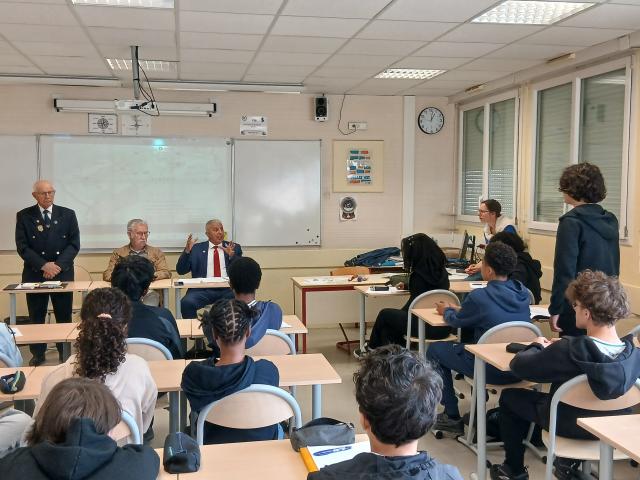 Elève du collège Renoir à Angers posant une question aux témoins