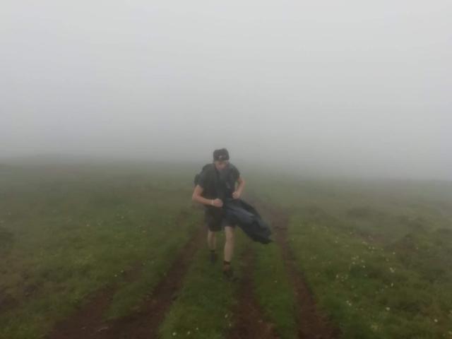 Jeune randonneur dans le brouillard