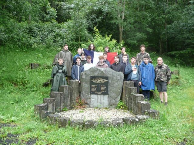 Groupe de randonneurs devant la plaque