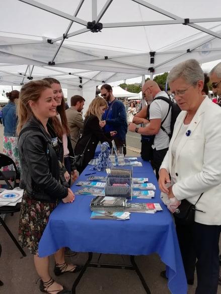 Geneviève Darrieussecq vient visiter le stand Bleuet de France