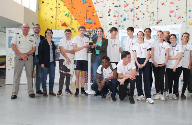 L'équipe lauréate recevant la coupe