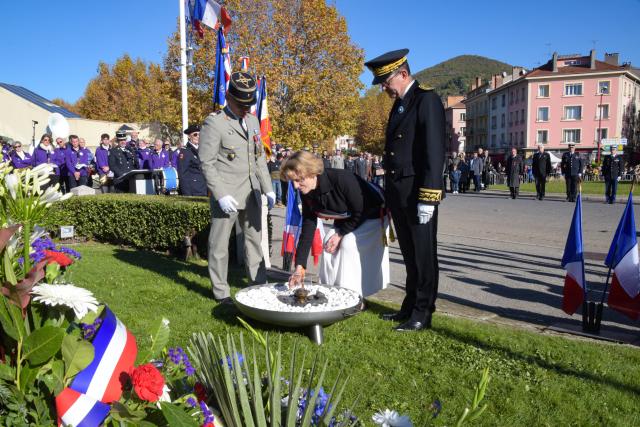 Madame Patricia Granet-Brunello ravivant la Flamme