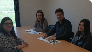 De gauche à droite : Cléo MENA, référente médico‑sociale (Destia) ; Carla BRIGNANO, alternante ; Pascal COGET, directeur SD 30 ; Fatiha GASMI, chargée de la solidarité.