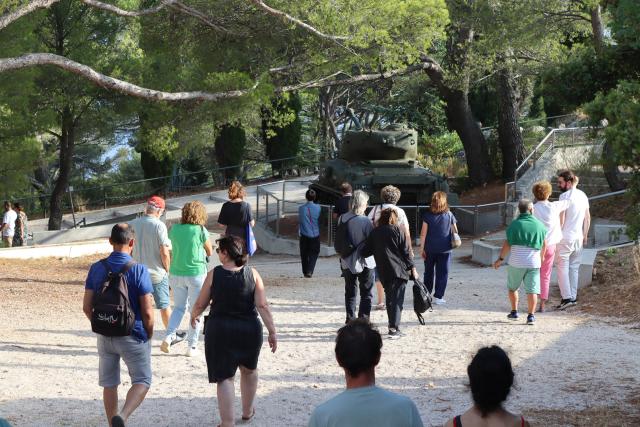 Des spectateurs assistent à la performance artistique