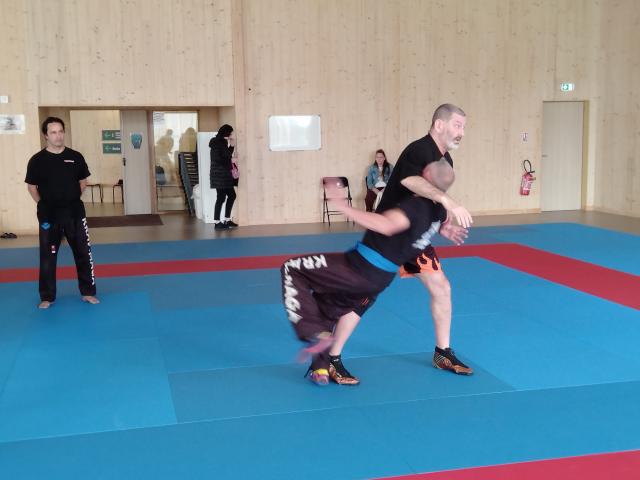 Démonstration d'une technique de self-défense