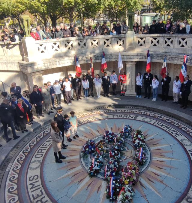 Madame TCHEKMENEV, Youri et Vitali ses enfants, accompagnant M. BONET Préfet du Gard.