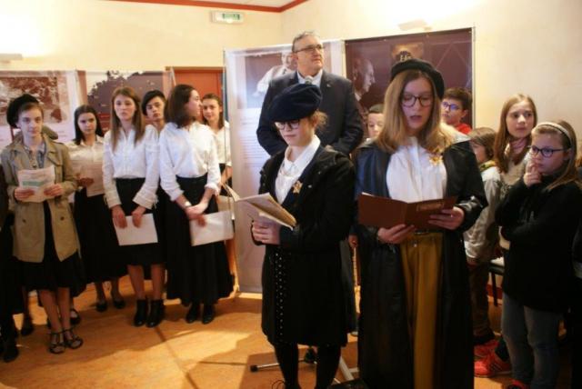 "Inauguration de l'exposition avec lecture de collégiens"