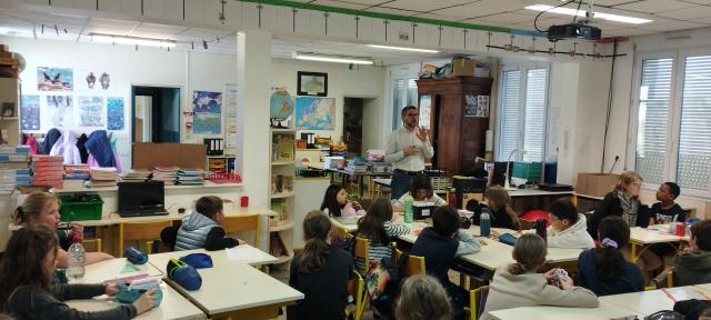 Intervention devant les élèves de l'école Jean de la Fontaine