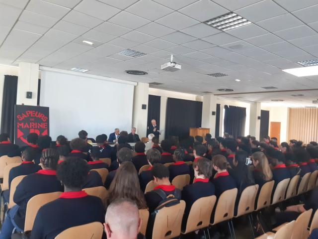 Elèves de l'EPIDE en train d'écouter les témoins