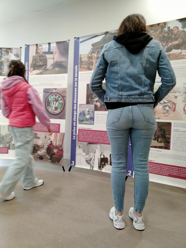 Visiteurs découvrant l'exposition "Parcours de blessés" réalisée par le service départemental d'Ille-et-Vilaine