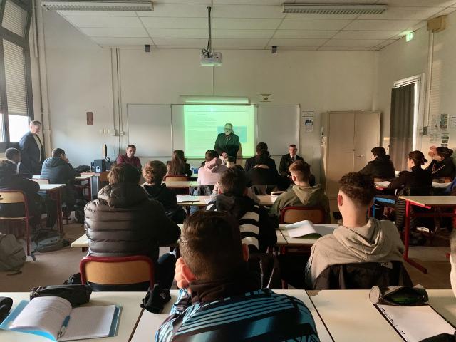 Les élèves sont attentifs au témoignage d’un intervenant.