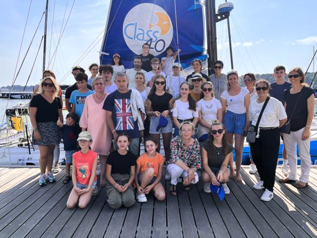 Les pupilles de la Nation et leurs parents, Mme Véronique Peaucelle-Delelis, directrice générale de l'ONaCVG, Mme Anne Geslin, directrice du service départemental du Morbihan et les skippeuses Voileuses au large