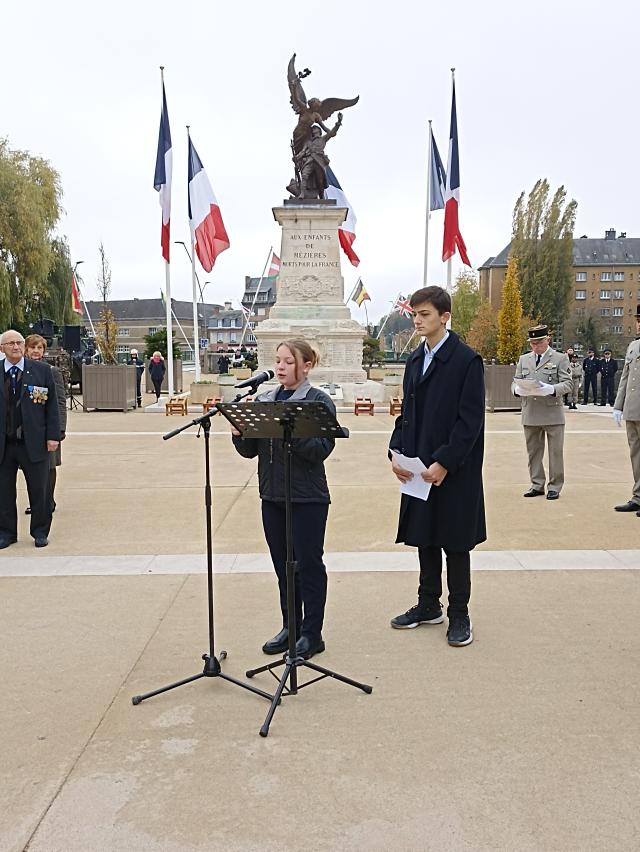 Lecture du message associatif par 2 élèves de la classe défense du lycée Monge