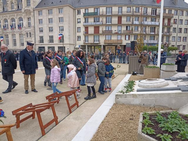dépot de roses par les enfants de l'école de la citadelle et du conseil municipal jeune