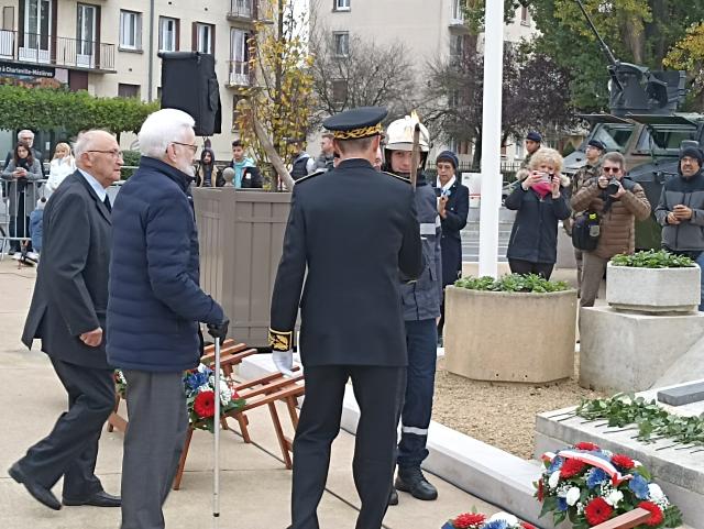 présentation du flambeau par un jeune sapeur-pompier au représentant de l'Etat pour le ravivage