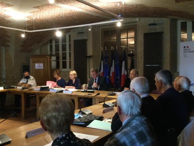 Séance en cours, le préfet des Ardennes, la directrice générale, la directrice départementale
