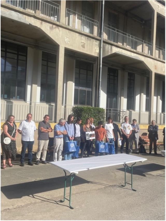 Remise des lots par nos témoins et membres du jurys 