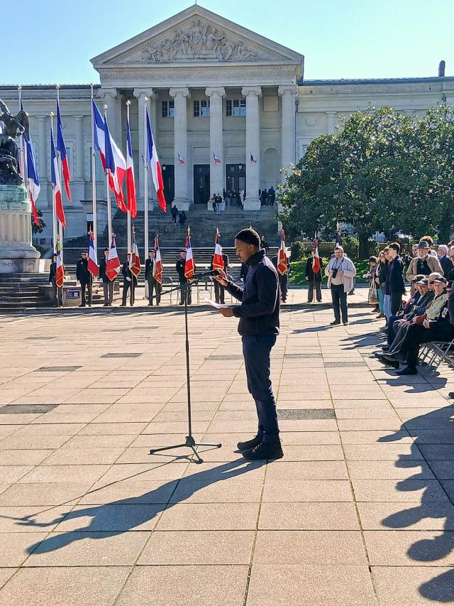 Lecture d'un texte par un jeune de l'EPIDE à la cérémonie du 19 mars