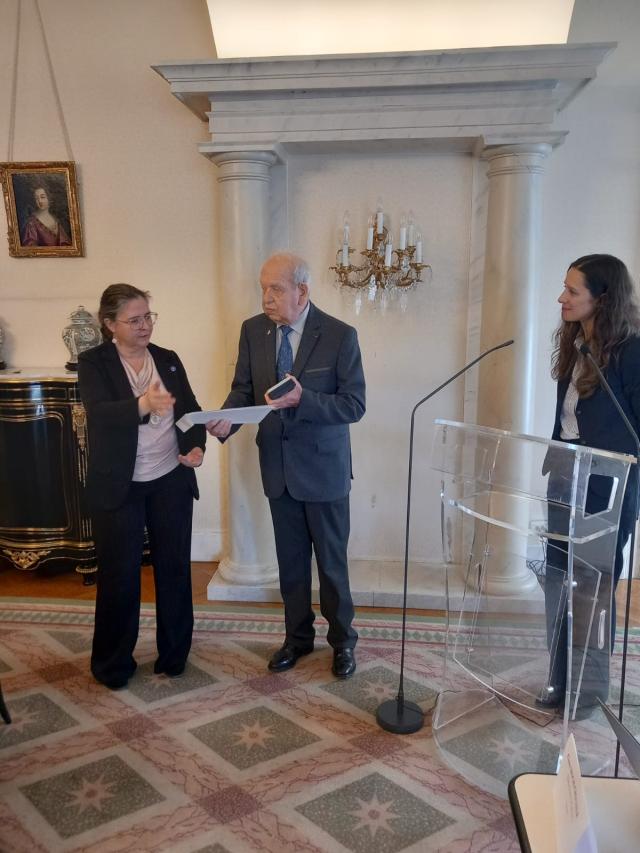 remise de la médaille d'Or et du diplôme