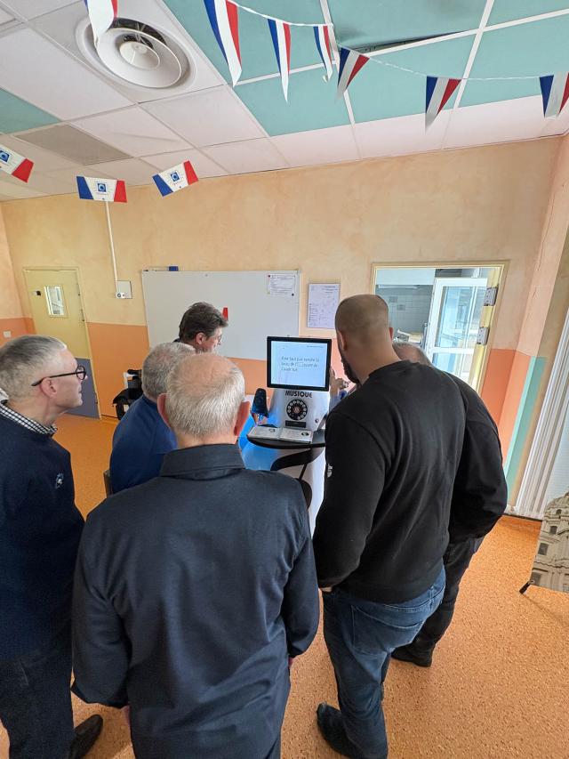 Démonstration de la borne aux membres du conseil départemental 