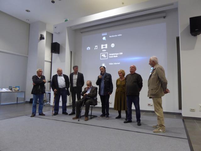 Les témoins étant intervenus dans les établissements s'expriment avec émotion devant les élèves, après avoir vu leurs travaux