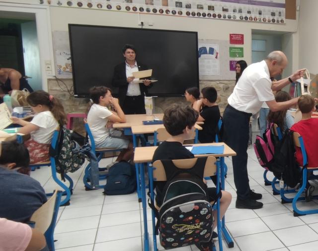 M.LANCEMENT vise président du conseil départemental délégués aux anciens combattants et à la mémoire des nations qui remet les prix aux élèves de CM2. 