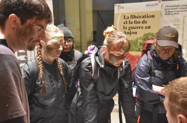 Jeunes répondant au quiz sur l'exposition de l'ONaCVG