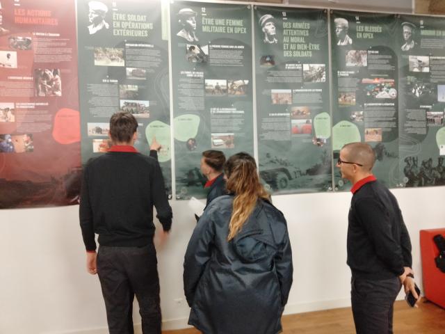 Elèves découvrant l'exposition sur les OPEX