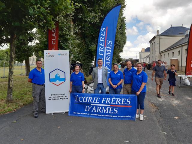 Le directeur du SD49 entouré des membres de l'équipe del'association "Ecurie frères d'armes"