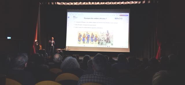 Photo de la salle avec le conférencier 