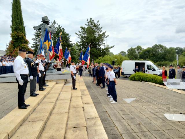 Les autorités et une délégation de jeunes se recueillent devant la statue de Jean Moulin