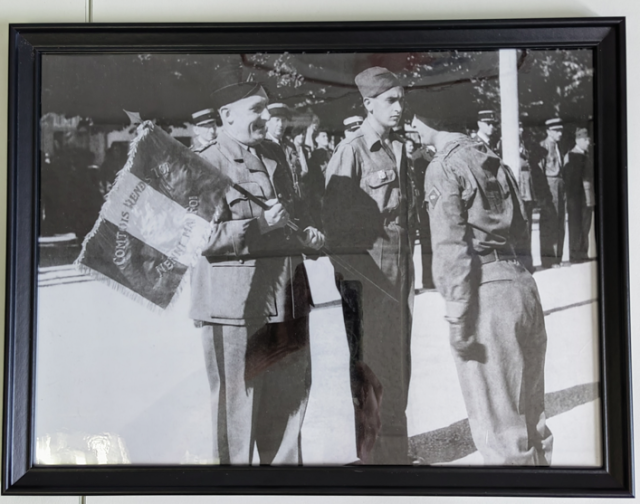 8 mai 1945 – Place de la Chevalerie à Lons-le-Saunier – Romuald VANDELLE et son adjoint LE HENRI dit « Chauvel ».