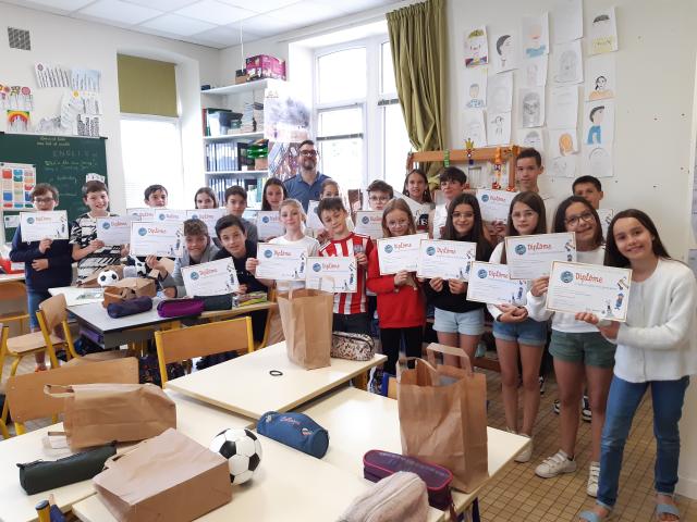 Photo de groupe des lauréats avec leur enseignante et le directeur de l'ONaCVG de Maine-et-Loire 