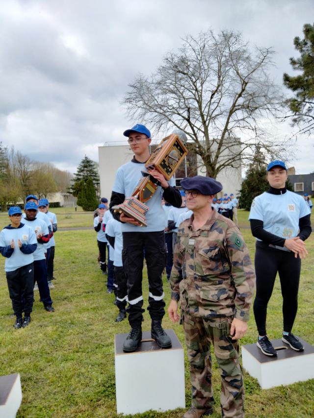 Remise du trophée à l'équipe gagnante