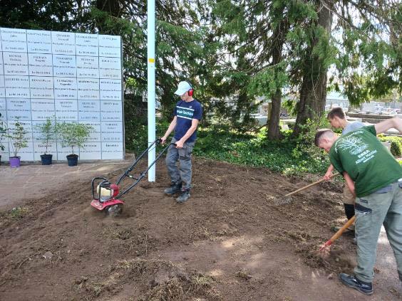Le 16 octobre 2023, début des travaux des élèves de 			  CAP jardinier paysagiste 1ère année, accompagnés de leur professeur, au carré militaire d’Aurillac.
