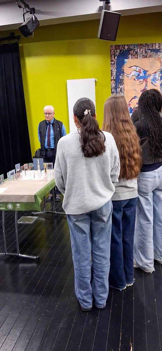 Elèves autour de la table sur laquelle sont posées les personnages d'une cérémonie