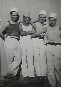 Henri Bourne avec le personnel de la boulangerie (ici le premier à gauche)