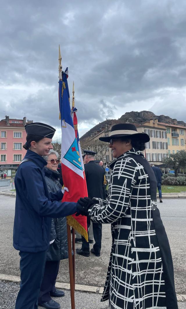 salut porte drapeaux