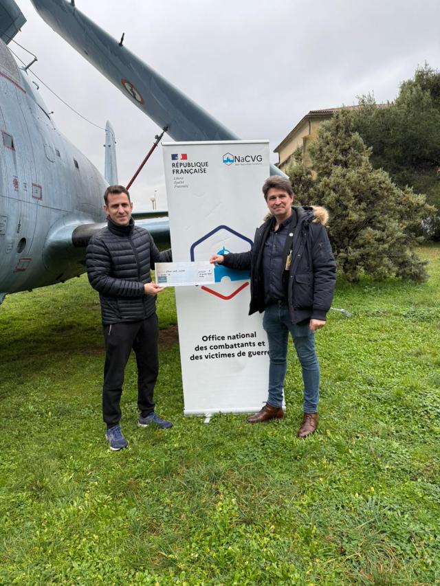 Photo prise près d’un avion avec le directeur de l’ONaCVG 30 et l’Adjudant-chef LE TELLIER 