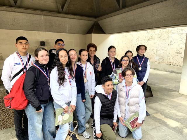 Madame BOISSIERE entourée des membres du Conseil Municipal des Jeunes de Nîmes lors de la remise de prix dans la crypte du monument à la mémoire des martyrs de la résistance.