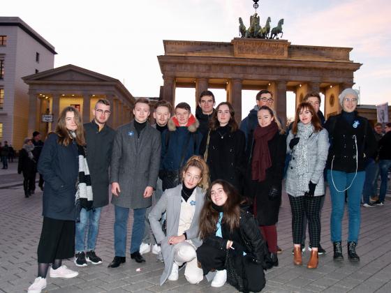 Les lauréats français devant la porte de Brandebourg