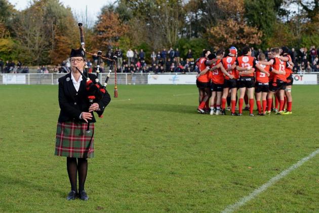 Les joueurs sont rentrés sur le terrain au son de la cornemuse écossaise d'Anne Lore